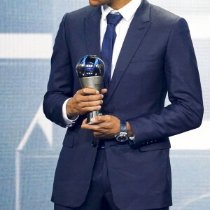 Kylian Mbappé (trophée FIFPro Team World Hommes) lors de la cérémonie des Best Fifa awards à la salle Pleyel à Paris le 27 février 2023. © Pierre Perusseau / Bestimage