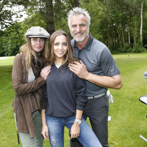 David Ginola, sa femme Coraline et leur fille Carla à la 15ème édition des Balles Blanches au Golf du Prieuré à Sailly, le 2 juin 2015. 