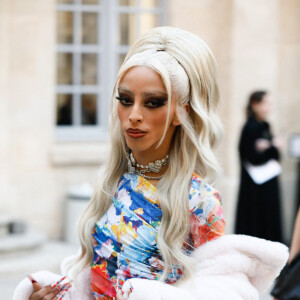 Bilal Hassani défile pour la collection Femmes prêt-à-porter automne-hiver 2023-2024 "Weinsanto" lors de la fashion week de Paris. Le 27 février 2023 © Christophe Clovis / Bestimage