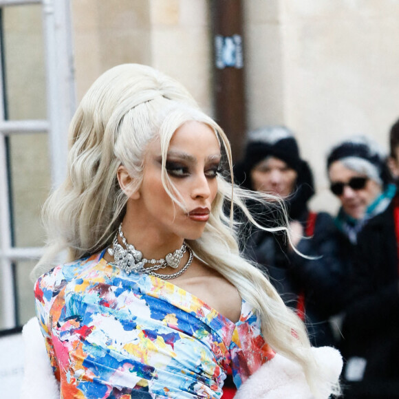 Bilal Hassani défile pour la collection Femmes prêt-à-porter automne-hiver 2023-2024 "Weinsanto" lors de la fashion week de Paris. Le 27 février 2023 © Christophe Clovis / Bestimage
