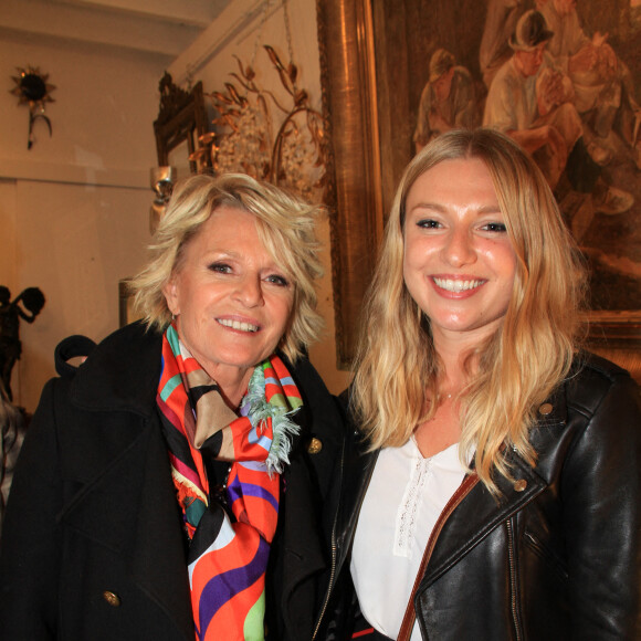 Valentine, la fille de Sophie Davant, travaille avec elle pour son magazine S.
Exclusif - Sophie Davant et sa fille Valentine - Fête des puces de St Ouen au marché Biron avec les acheteurs de l'émission "Affaire conclue". © Philippe Baldini / Bestimage 