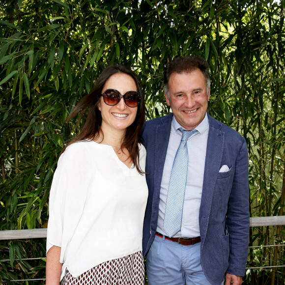 Il vit à Rome avec sa femme, épousée en 2018. 
Pierre Sled et sa compagne au village des Internationaux de Tennis de Roland Garros à Paris le 8 juin 2017 © Cyril Moreau-Dominique Jacovides/Bestimage 