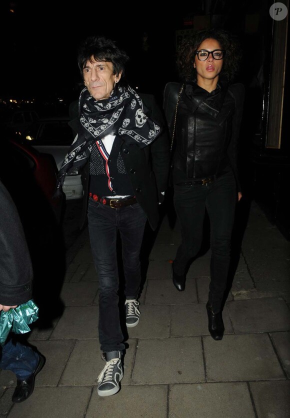 Ronnie Wood et sa nouvelle petite amie, la ravissante Ana Araujo, à Londres, le 19 février 2010 !
