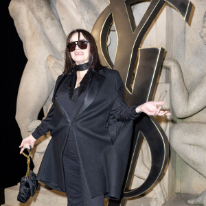 Béatrice Dalle - Photocall du défilé de mode prêt-à-porter automne-hiver 2023/2024 "Saint Laurent" lors de la Fashion Week de Paris. Le 28 février 2023 © Olivier Borde / Bestimage