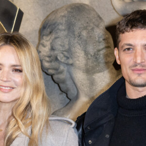 Virginie Efira et son compagnon Niels Schneider - Photocall du défilé de mode prêt-à-porter automne-hiver 2023/2024 "Saint Laurent" lors de la Fashion Week de Paris. Le 28 février 2023 © Olivier Borde / Bestimage