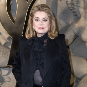 La maison luxe française a fait installer une grande structure métallique au niveau des jardins du Trocadéro.
Catherine Deneuve - Photocall du défilé de mode prêt-à-porter automne-hiver 2023/2024 "Saint Laurent" lors de la Fashion Week de Paris. Le 28 février 2023 © Olivier Borde / Bestimage