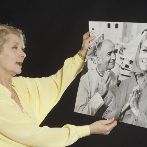 Archives - Claude Gensac posa une photo d'elle et de Louis Funès à Paris en 1988