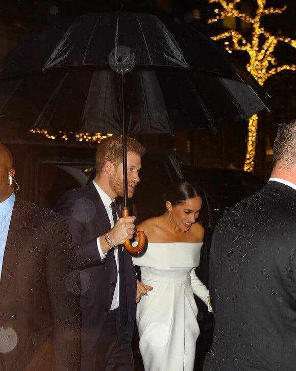 Le prince Harry et Meghan Markle arrivent à une soirée sous la pluie à New York le 6 décembre 2022. 