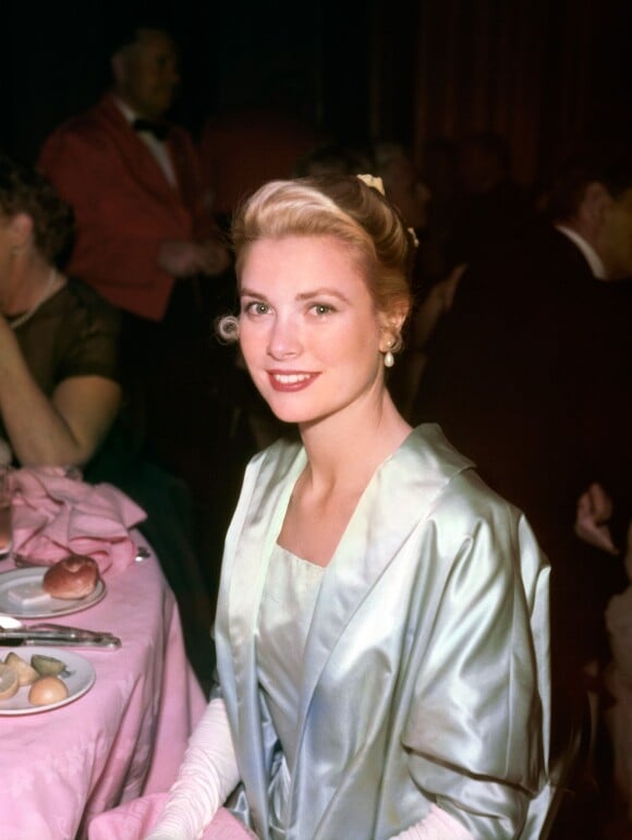 <p class="p1"><span class="s1">Il a, notamment, fondu pour Grace Kelly.</span></p>
<p>Grace Kelly aux Oscars 1954.</p>