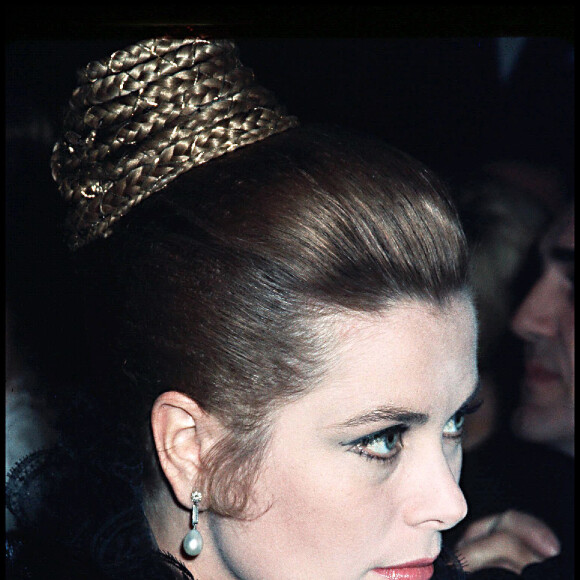 Et il l'avait même raccompagnée, à pieds, jusqu'à l'endroit où elle logeait...
La princesse Grace de Monaco en 1975.