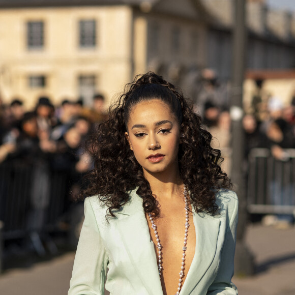 Le jeudi 2 mars 2023, c'est au tour de Givenchy de présenter ses nouvelles collections.
Léna Situations (Léna Mahfouf) - Défilé Givenchy prêt-à-porter automne-hiver 2023-2024 lors de la Fashion Week de Paris, le 2 mars 2023.