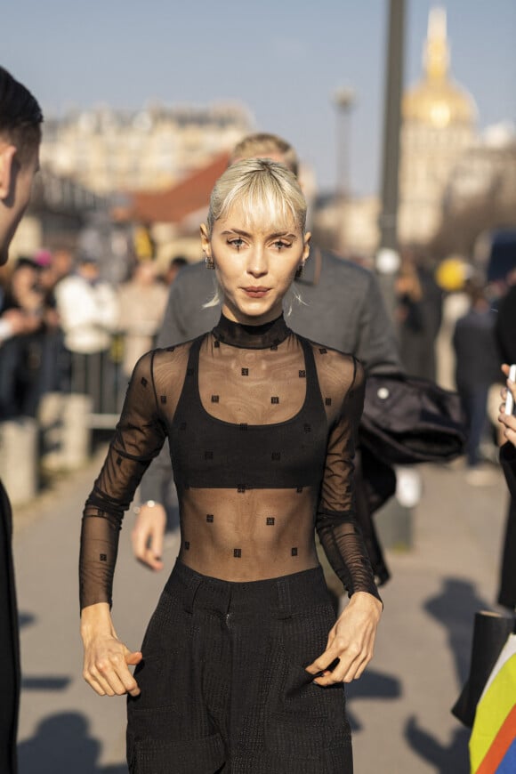 Iris Law - Défilé Givenchy prêt-à-porter automne-hiver 2023-2024 lors de la Fashion Week de Paris, le 2 mars 2023.