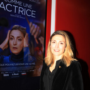 La comédienne venait présenter "Comme une actrice", film attendu le 8 mars prochain dans les salles et dans lequel elle donne la réplique à Benjamin Biolay notamment.
Exclusif - Julie Gayet lors de l'avant-première du film "Comme une actrice" au cinéma Pathé Convention à Paris le 2 mars 2023. © Philippe Baldini / Bestimage 