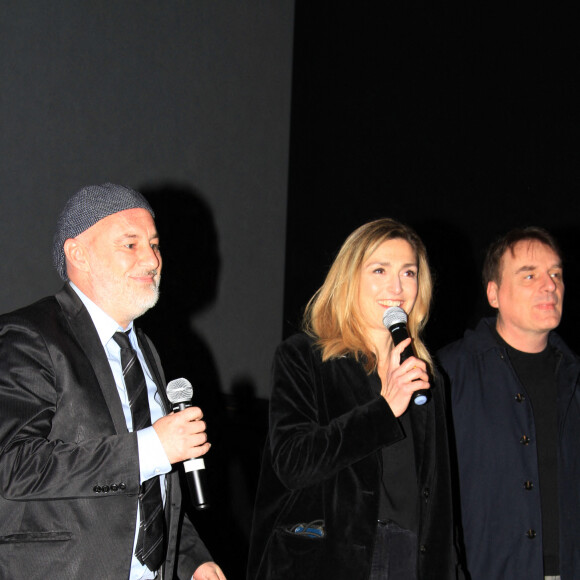 Une avant-première au cours de laquelle Julie Gayet était très bien entourée et pas seulement par l'équipe du film
Exclusif - Sébastien bailly et Julie Gayet lors de l'avant-première du film "Comme une actrice" au cinéma Pathé Convention à Paris le 2 mars 2023. © Philippe Baldini / Bestimage 