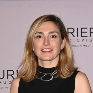 Julie Gayet - 28ème cérémonie des Lauriers de l'Audiovisuel au théâtre Marigny à Paris le 20 février 2023. Elle sera diffusée en différé sur TV5 Monde, pour la deuxième année consécutive, le 22 février. Dix-sept lauriers ont été décernés. France Télévisions arrive en tête du palmarès de la 28e édition avec cinq prix. Cette année, France 2 et France 5 sont récompensées à égalité avec deux Lauriers chacune © Coadic Guirec/Bestimage 