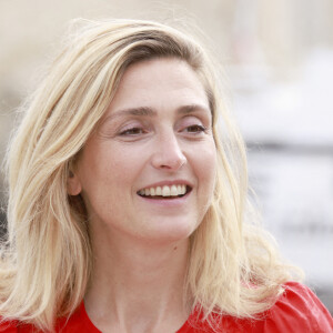 Julie Gayet - Photocall de "L'histoire de Annette Zelman" lors de la 24ème édition du Festival de la Fiction TV de La Rochelle. Le 14 septembre 2022 © Christophe Aubert via Bestimage