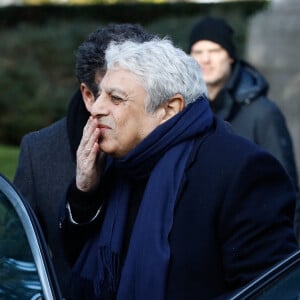 Exclusif - Enrico Macias - Sorties des obsèques de l'avocat et officier de la Légion d'honneur Pierre Haïk au cimetière du Père-Lachaise de Paris, le 24 février 2023. © Christophe Clovis/Bestimage