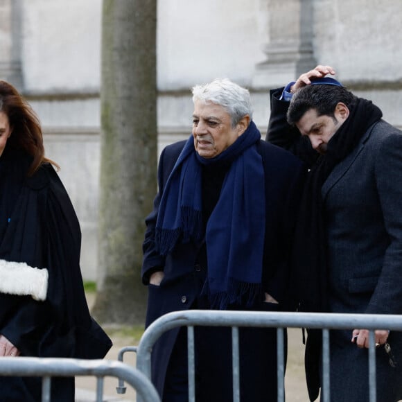 Exclusif - Enrico Macias et son fils Jean-Claude Ghrenassia - Sorties des obsèques de l'avocat et officier de la Légion d'honneur Pierre Haïk au cimetière du Père-Lachaise de Paris, le 24 février 2023. © Christophe Clovis/Bestimage