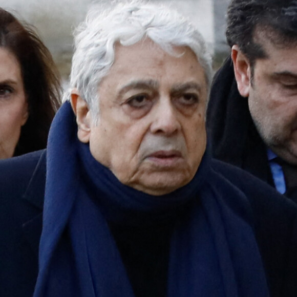 Les temps sont durs pour Enrico Macias.
Exclusif - Enrico Macias et son fils Jean-Claude Ghrenassia - Sorties des obsèques de l'avocat et officier de la Légion d'honneur Pierre Haïk au cimetière du Père-Lachaise de Paris. © Christophe Clovis/Bestimage