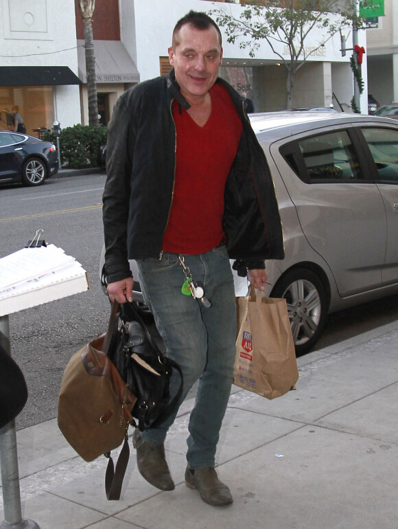 Tom Sizemore est allé acheter une pizza à emporter avec une amie à Beverly Hills, le 6 décembre 2014.