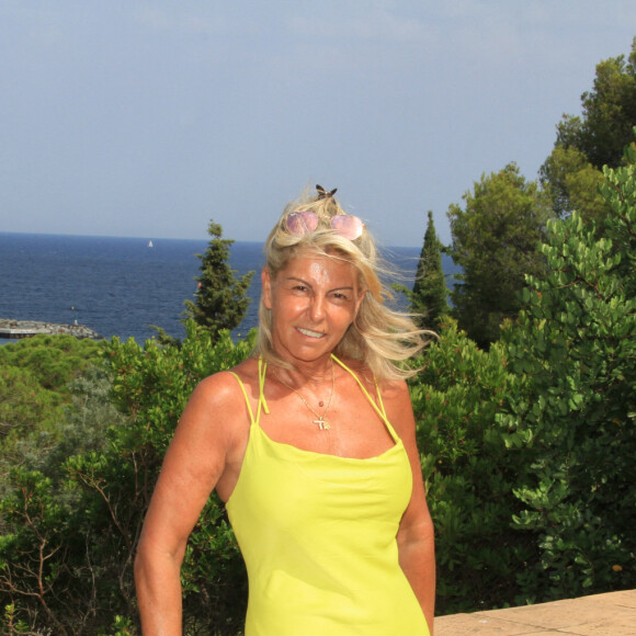 Elle évoque notamment ses histoires d'amour rocambolesques.
Exclusif - Rendez-vous avec Caroline Margeridon dans sa villa sur les hauteurs de Saint-Tropez. Le 24 juillet 2021 © Baldini / Bestimage