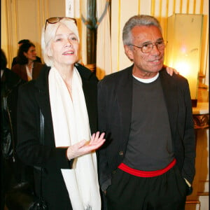 Ce qui inquiète bien évidemment ses proches, à commencer le photographe Jean-Marie Perier.
Francoise Hardy et Jean-Marie Perier - Cérémonie de remise de décorations au ministère de la culture. 