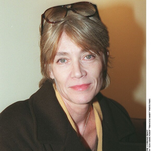 Pour rappel, Françoise Hardy est touchée depuis 2015 par un cancer lymphatique, auquel s'en est ajouté un autre en 2018, au niveau du pharynx. 
Vernissage exposition - Jean-Marie Perier et Francoise Hardy.