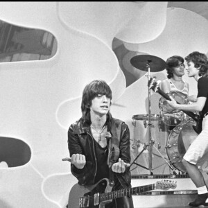 Le groupe Téléphone avec Louis Bertignac, Corine Marienneau, Jean-Louis Aubert et Richard Kolinka sur un plateau télé en 1977