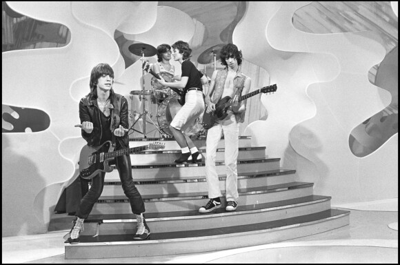 Le groupe Téléphone avec Louis Bertignac, Corine Marienneau, Jean-Louis Aubert et Richard Kolinka sur un plateau télé en 1977