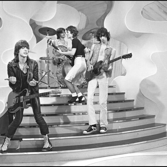 Le groupe Téléphone avec Louis Bertignac, Corine Marienneau, Jean-Louis Aubert et Richard Kolinka sur un plateau télé en 1977