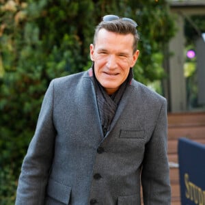 Semi-Exclusif - Benjamin Castaldi quitte le studio Gabriel à Paris, après l'enregistrement de l'émission "Vivement Dimanche" consacrée à Y.Montand et diffusée le 14 novembre 2021 sur France 2. Le 28 octobre 2021. © Christophe Clovis / Bestimage