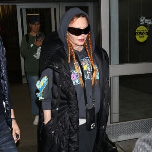 Exclusif - Madonna arrive à l'aéroport de New York le 13 novembre 2022. 