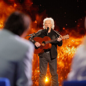 Le chanteur de 93 ans se trouvait en haut des escaliers de sa maison, à Marly-le-Roi dans les Yvelines.
Exclusif - Hugues Aufray - Enregistrement de l'émission "La boîte à secrets 14". © C.Clovis-J.Tribeca / Bestimage