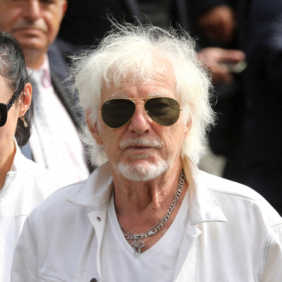 Hugues Aufray et sa compagne Muriel - Obsèques de Jean-Paul Belmondo en l'église Saint-Germain-des-Prés, à Paris le 10 septembre 2021. © Dominique Jacovides / Bestimage 