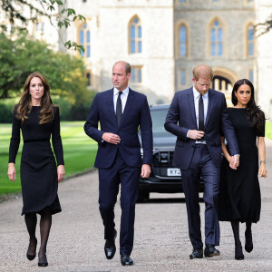 La princesse de Galles Kate Catherine Middleton, le prince de Galles William et le prince Harry, duc de Sussex et Meghan Markle, duchesse de Sussex à la rencontre de la foule devant le château de Windsor, suite au décès de la reine Elisabeth II d'Angleterre. Le 10 septembre 2022 