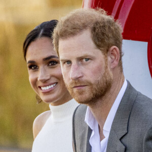 Meghan Markle et le prince Harry ont fait baptiser leur fille Lilibet 
Le prince Harry, duc de Sussex et Meghan Markle, duchesse de Sussex lors d'un excursion en bateau sur le Rhin jusqu'à la Merkur Spiel-Arena dans le cadre de la visite du couple ducal de Sussex pour l'événement 'Invictus Games Düsseldorf - One Year to Go' à Düsseldorf, Allemagne