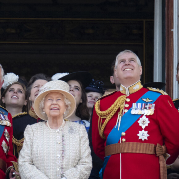 Camilla Parker Bowles, duchesse de Cornouailles, le prince Charles, prince de Galles, la reine Elisabeth II d'Angleterre, le prince Andrew, duc d'York, le prince Harry, duc de Sussex, et Meghan Markle, duchesse de Sussex, la princesse Beatrice d'York, la princesse Eugenie d'York, la princesse Anne, isla Phillips, James Mountbatten-Windsor, vicomte Severn - La famille royale au balcon du palais de Buckingham lors de la parade Trooping the Colour 2019, célébrant le 93ème anniversaire de la reine Elisabeth II, Londres, le 8 juin 2019. 