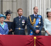 Aucun d'eux n'a pris part au baptême comme l'a indiqué Omid Scobie, proche de Meghan et Harry
La reine Elisabeth II d'Angleterre, Meghan Markle, duchesse de Sussex (habillée en Dior Haute Couture par Maria Grazia Chiuri), le prince Harry, duc de Sussex, le prince William, duc de Cambridge, Kate Catherine Middleton, duchesse de Cambridge - La famille royale d'Angleterre lors de la parade aérienne de la RAF pour le centième anniversaire au palais de Buckingham à Londres. Le 10 juillet 2018 