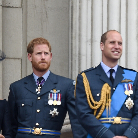 Aucun d'eux n'a pris part au baptême comme l'a indiqué Omid Scobie, proche de Meghan et Harry
La reine Elisabeth II d'Angleterre, Meghan Markle, duchesse de Sussex (habillée en Dior Haute Couture par Maria Grazia Chiuri), le prince Harry, duc de Sussex, le prince William, duc de Cambridge, Kate Catherine Middleton, duchesse de Cambridge - La famille royale d'Angleterre lors de la parade aérienne de la RAF pour le centième anniversaire au palais de Buckingham à Londres. Le 10 juillet 2018 