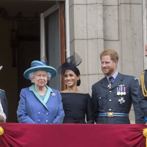 La comtesse Sophie de Wessex, le prince Charles, Camilla Parker Bowles, duchesse de Cornouailles, la reine Elisabeth II d'Angleterre, Meghan Markle, duchesse de Sussex, le prince Harry, duc de Sussex, le prince William, duc de Cambridge, Kate Catherine Middleton, duchesse de Cambridge - La famille royale d'Angleterre lors de la parade aérienne de la RAF pour le centième anniversaire au palais de Buckingham à Londres. Le 10 juillet 2018 