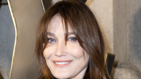 Carla Bruni à l'autre bout du monde : sublime en robe fendue, apparition glamour avec un chanteur dont elle est proche