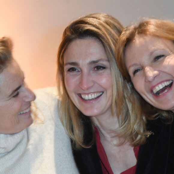 Lisa Azuelos, Julie Gayet et Alexandra Lamy - Photocall à l'intérieur du cinéma Majestic lors de la 6ème édition du Festival "Pluriel.les" à Compiègne, France, le 11 mars 2023. © Giancarlo Gorassini/Bestimage