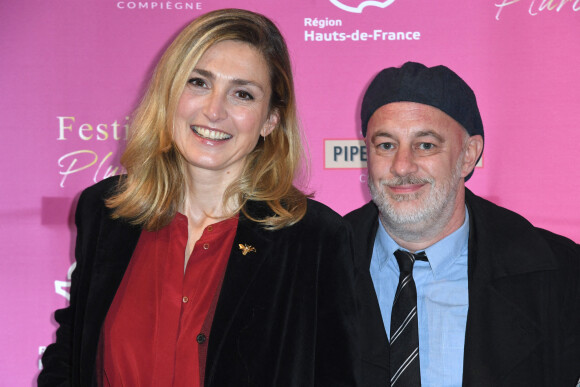 Quentin Delcourt, Julie Gayet et Sébastien Bailly - Photocall pour la remise des prix de la 6ème édition du Festival "Pluriel.les" à Compiègne, France, le 11 mars 2023. © Giancarlo Gorassini/Bestimage