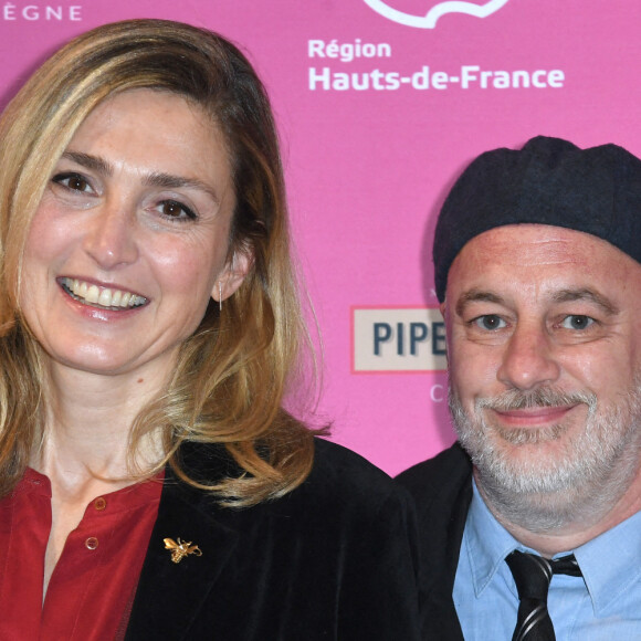 Quentin Delcourt, Julie Gayet et Sébastien Bailly - Photocall pour la remise des prix de la 6ème édition du Festival "Pluriel.les" à Compiègne, France, le 11 mars 2023. © Giancarlo Gorassini/Bestimage