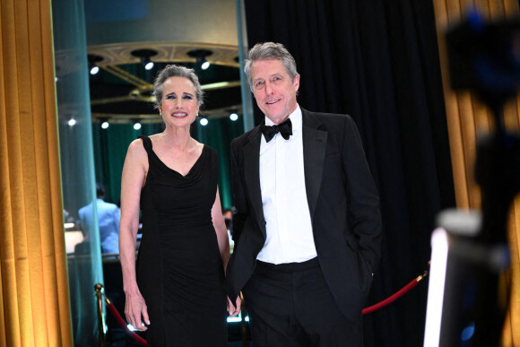 Andie MacDowell et Hugh Grant en backstage de la 95ème édition de la cérémonie des Oscars à Los Angeles au Dolby Theater le 12 mars 2023. 