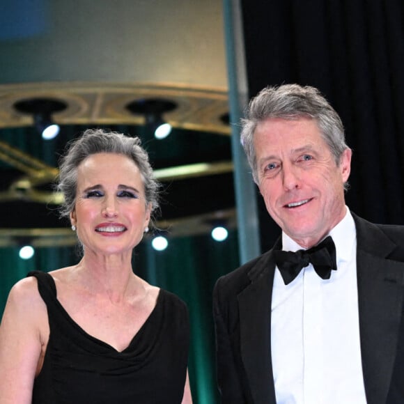 Andie MacDowell et Hugh Grant en backstage de la 95ème édition de la cérémonie des Oscars à Los Angeles au Dolby Theater le 12 mars 2023. 