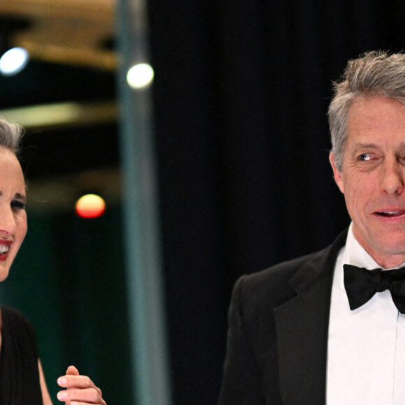 Heureusement, il a ensuite retrouvé Andie McDowell pour remettre l'Oscar des meilleurs décors.
Andie MacDowell et Hugh Grant en backstage de la 95ème édition de la cérémonie des Oscars à Los Angeles au Dolby Theater le 12 mars 2023. 