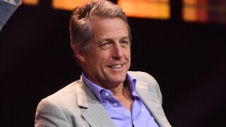 Hugh Grant crée le malaise : l'acteur "malpoli" en interview, avant des retrouvailles cultes avec une amie de longue date