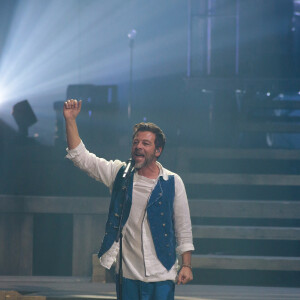 Exclusif - Christophe Maé en concert au Zénith de Lille le 13 novembre 2021. le chanteur de " On s'attache " a enflammé le Zénith de Lille avec un concert " world music " de haut niveau musicalement, dansant et plein de belles surprises. Fendant la foule de la scène aux tribunes, de la fosse au balcon. © Stephane Vansteenkiste / Bestimage