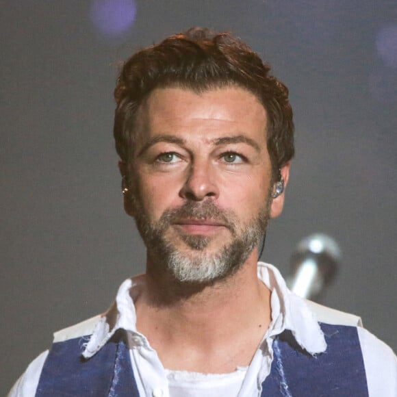 Exclusif - Christophe Maé en concert au Zénith de Lille le 13 novembre 2021. le chanteur de " On s'attache " a enflammé le Zénith de Lille avec un concert " world music " de haut niveau musicalement, dansant et plein de belles surprises. Fendant la foule de la scène aux tribunes, de la fosse au balcon. © Stephane Vansteenkiste / Bestimage